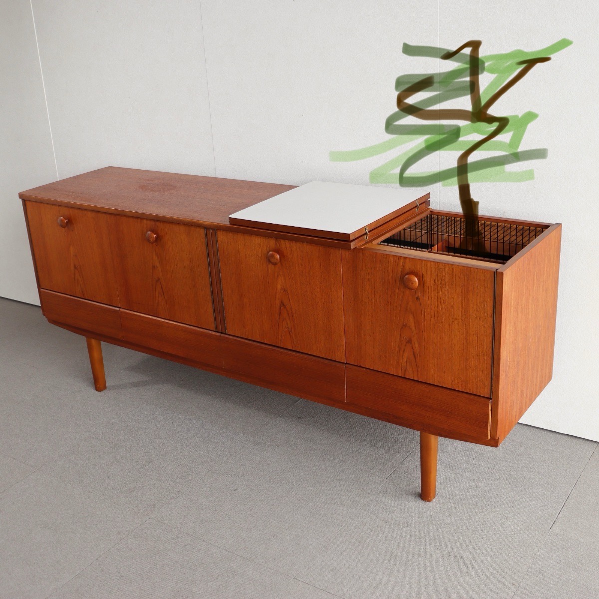 チークのサイドボードと植栽