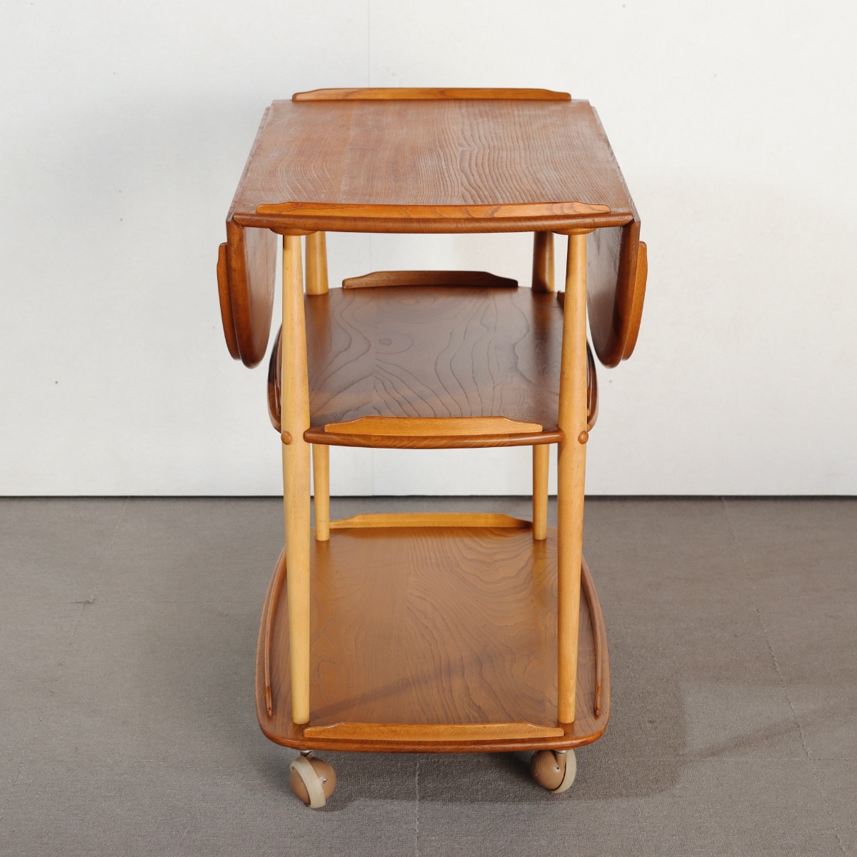 アーコールERCOL製トロリー。木目の揺らぎが美しい北欧ヴィンテージ。自然な温もり。