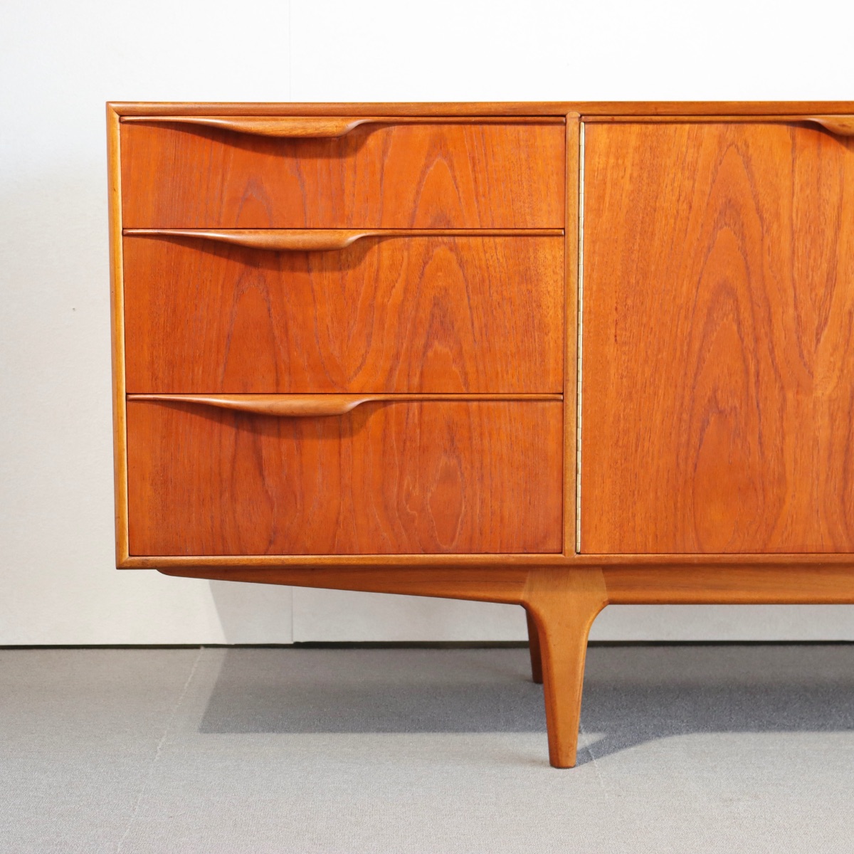 英国ヴィンテージマッキントッシュのサイドボード