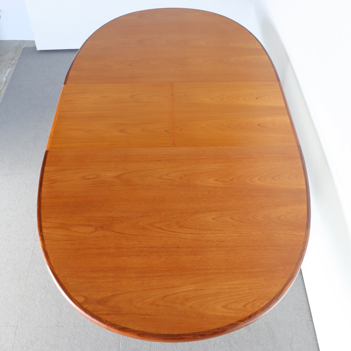 ジープランG-PLAN製オーバル型ダイニングテーブル。穏やかな艶をもつチーク材北欧ヴィンテージ。静かに時を刻む一台。