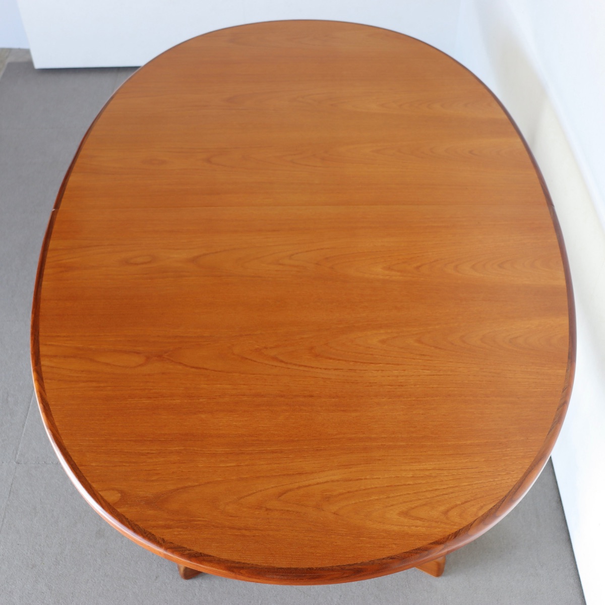 ジープランG-PLAN製オーバル型ダイニングテーブル。穏やかな艶をもつチーク材北欧ヴィンテージ。静かに時を刻む一台。