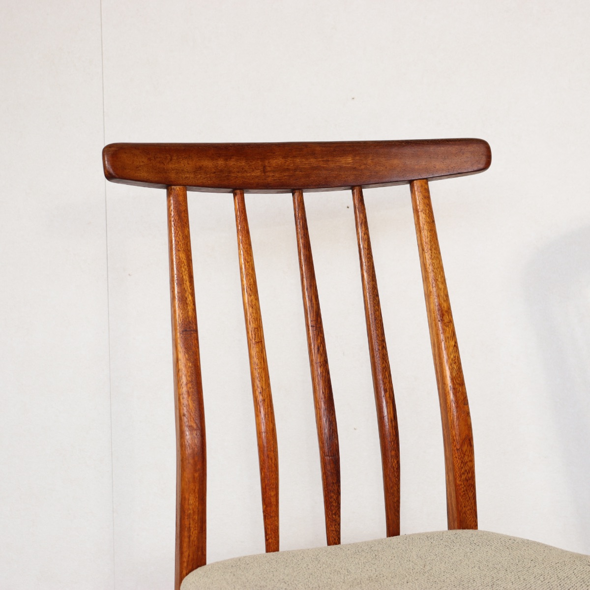 ヤンガーYOUNGERのチェア