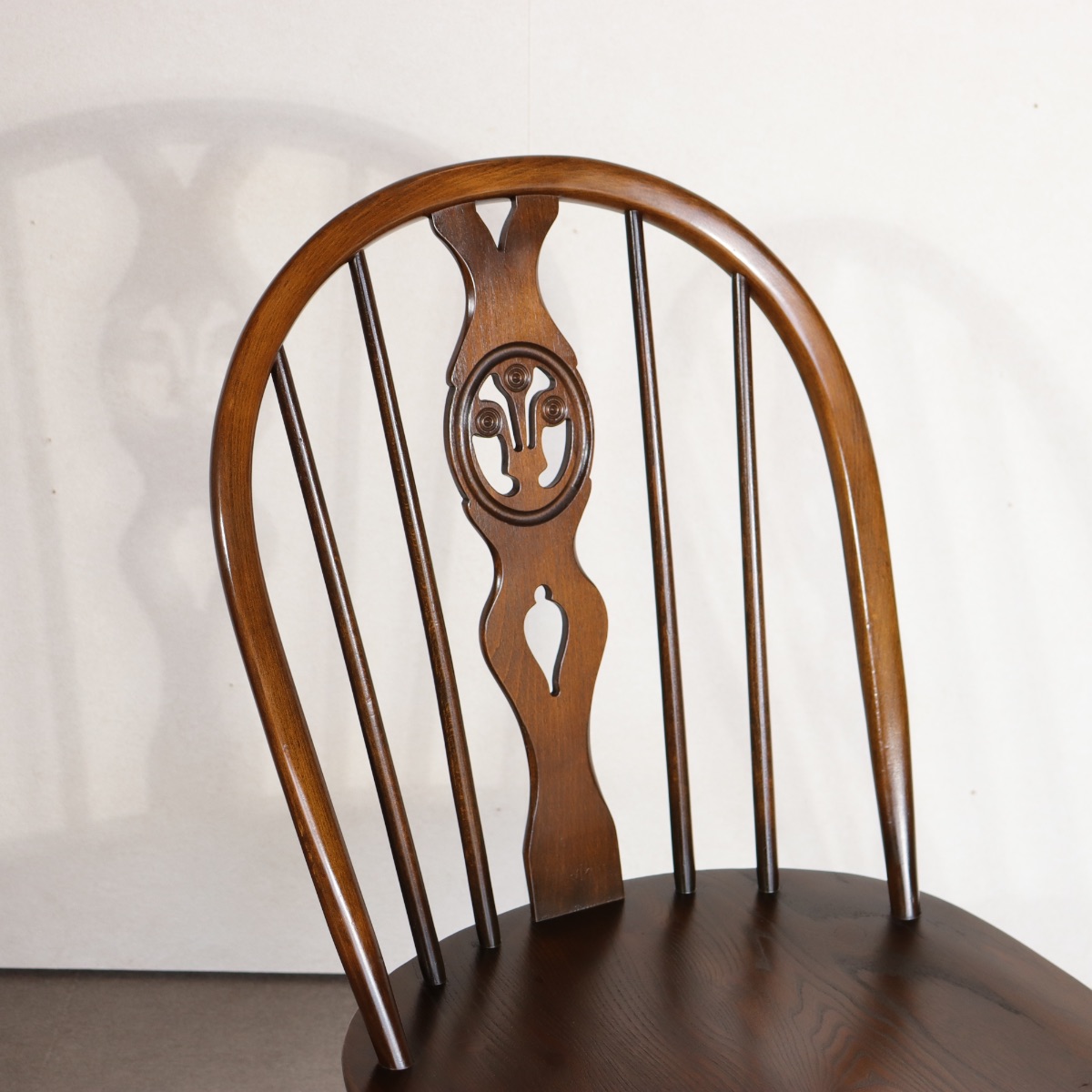 アーコールERCOL製チェア。木目の揺らぎが美しい北欧ヴィンテージ。自然な温もり。