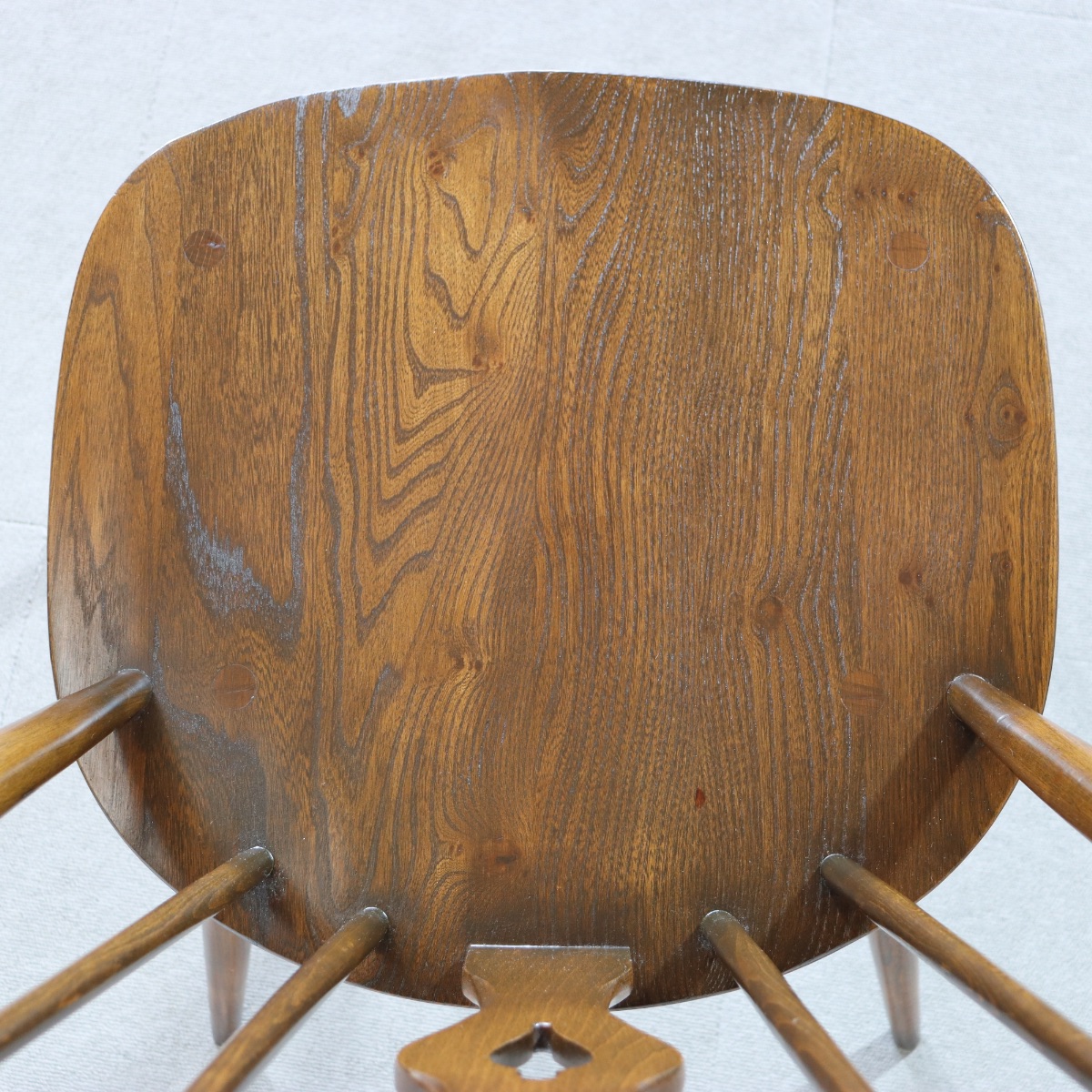 アーコールERCOL製チェア。木目の揺らぎが美しい北欧ヴィンテージ。自然な温もり。