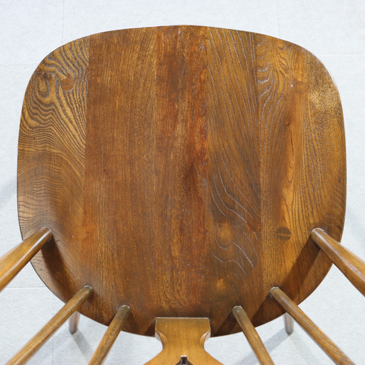 アーコールERCOL製チェア。木目の揺らぎが美しい北欧ヴィンテージ。自然な温もり。