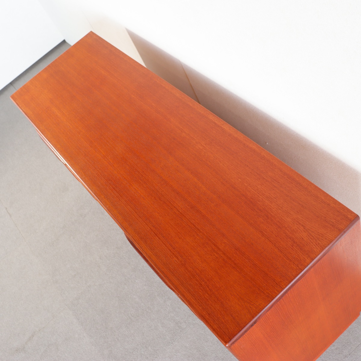 ジープランG-PLANのチェスト。引き出しが4段8個。