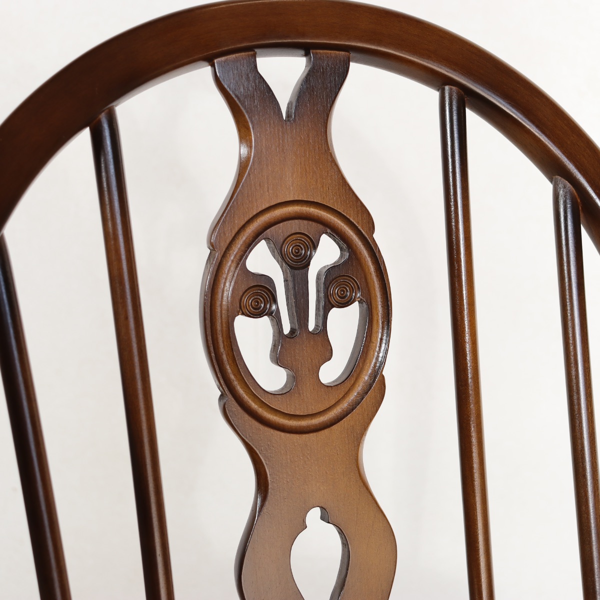 アーコール製ダイニングチェア。木目が静かに映える北欧ヴィンテージ。上質な佇まい。