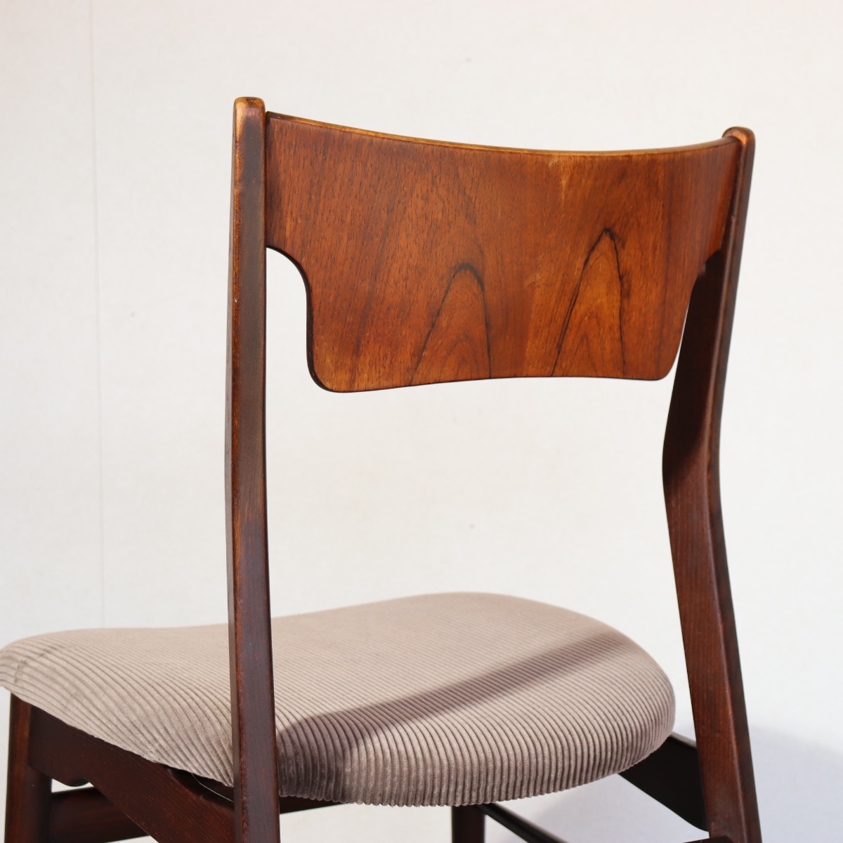 デンマーク製ダイニングチェア。深い艶を帯びたチーク材北欧ヴィンテージ。穏やかな存在感を放つ。