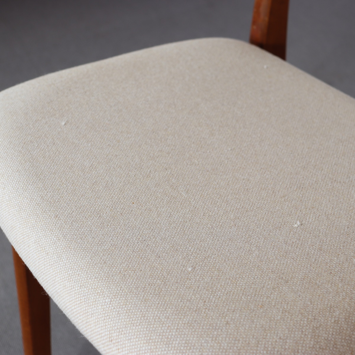 デンマーク製ダイニングチェア。チーク材の落ち着いた色艶が美しい北欧ヴィンテージ。静かな一台。