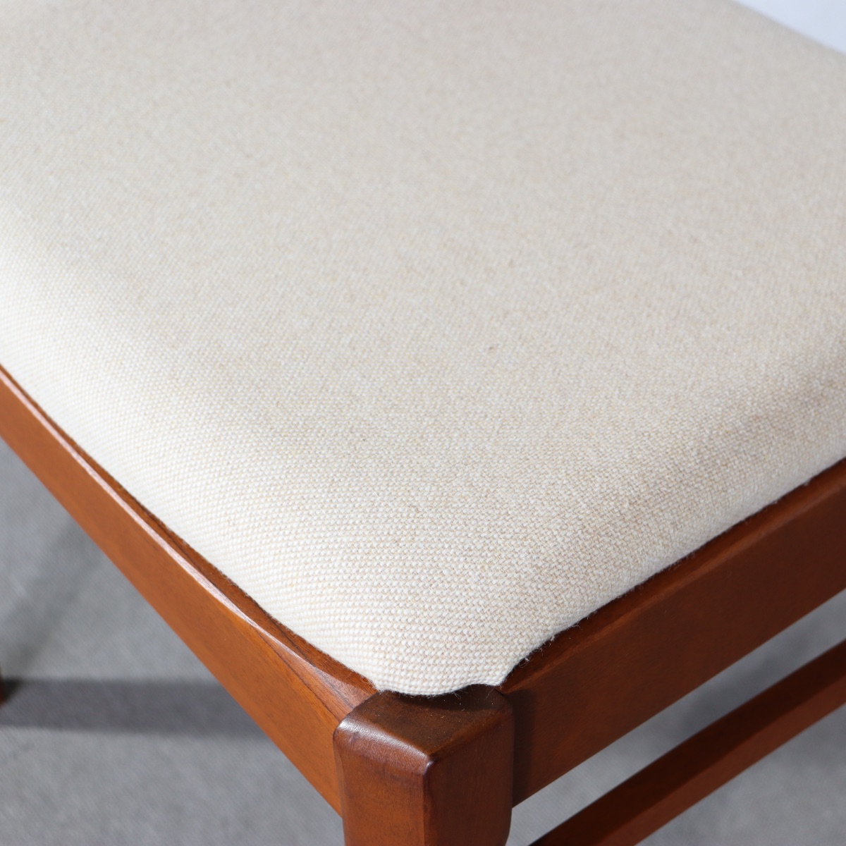 ネイサンNATHAN製ダイニングチェア。チーク材の木目が静かに映える北欧ヴィンテージ。上質な佇まい。