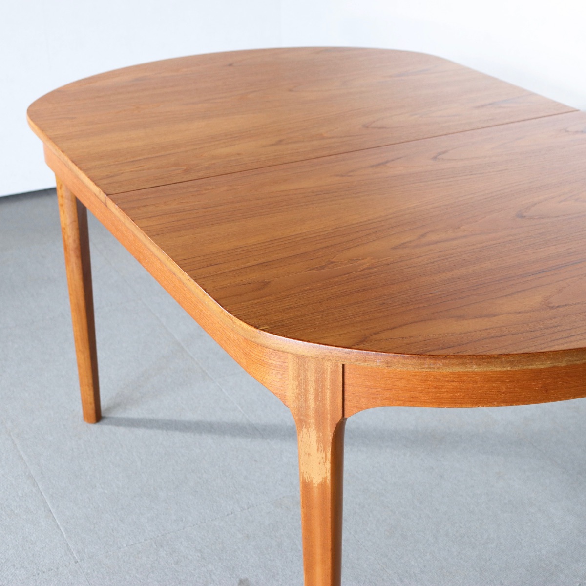 ネイサンNATHANのオーバルダイニングテーブル