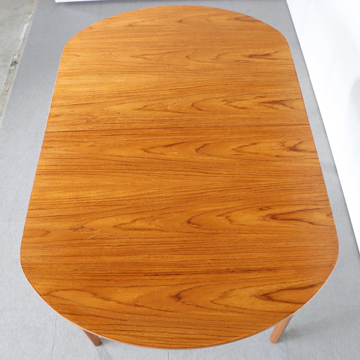 ネイサンNATHANのオーバルダイニングテーブル