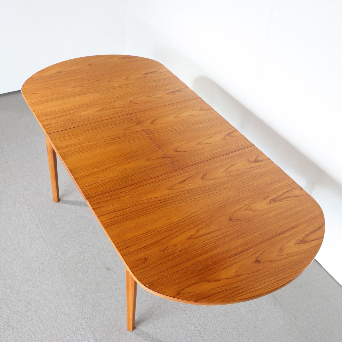 ネイサンNATHANのオーバルダイニングテーブル