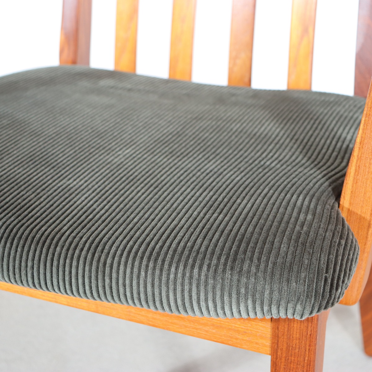 ジープラン製ダイニングチェア。 木の個性を感じるチーク材北欧ヴィンテージ。自然体の魅力。