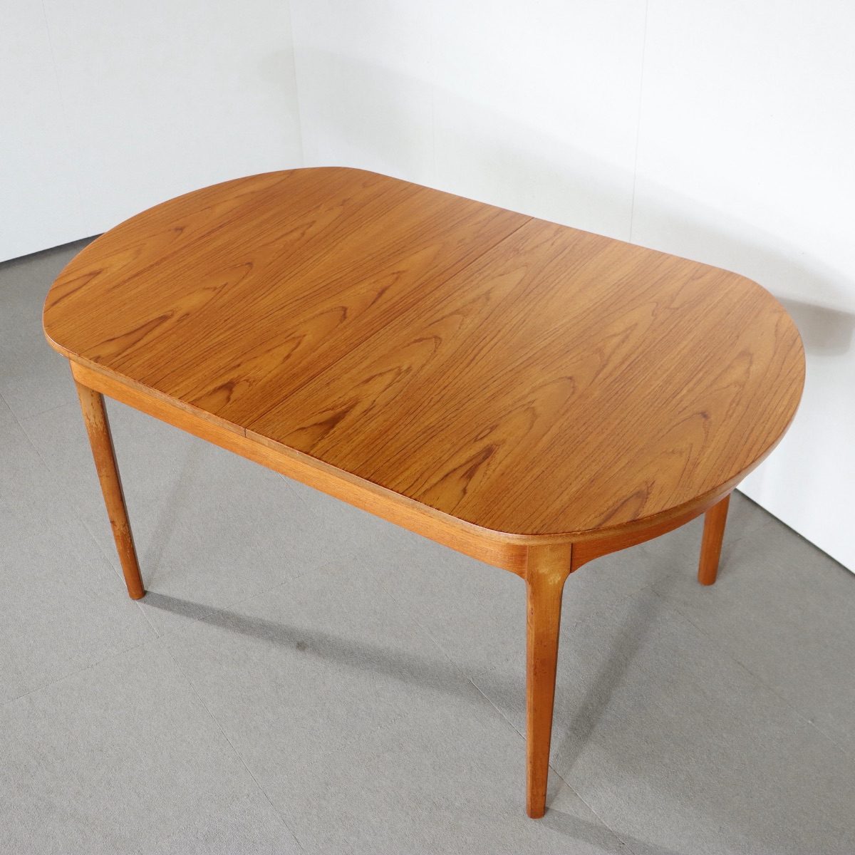 ネイサンNATHANのオーバルダイニングテーブル