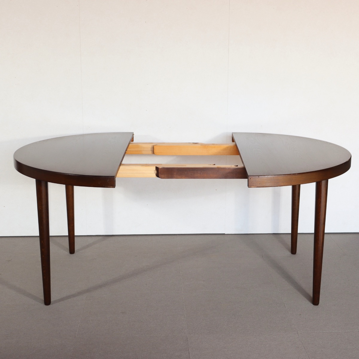 デンマーク製ラウンドダイニングテーブル。深い色味が魅力のチーク材北欧ヴィンテージ。空間に静けさを添える。