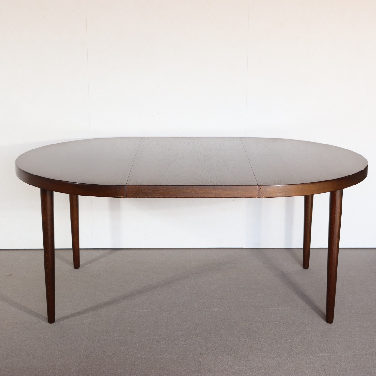 デンマーク製ラウンドダイニングテーブル。深い色味が魅力のチーク材北欧ヴィンテージ。空間に静けさを添える。