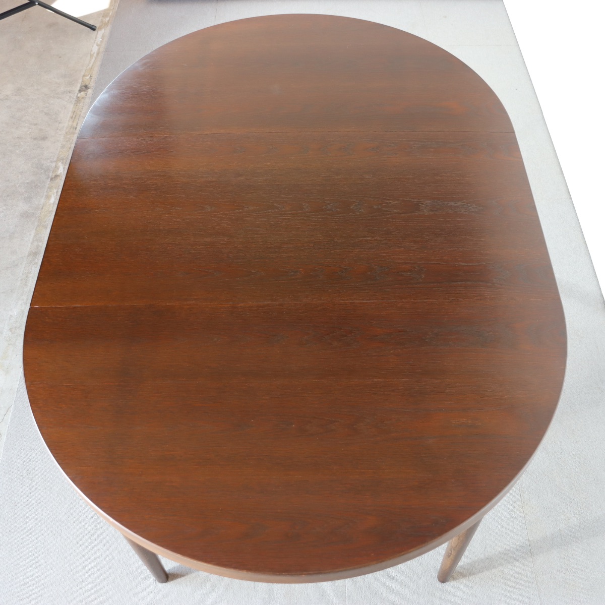 デンマーク製ラウンドダイニングテーブル。深い色味が魅力のチーク材北欧ヴィンテージ。空間に静けさを添える。