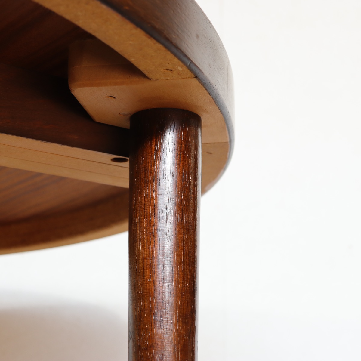 デンマーク製ラウンドダイニングテーブル。深い色味が魅力のチーク材北欧ヴィンテージ。空間に静けさを添える。