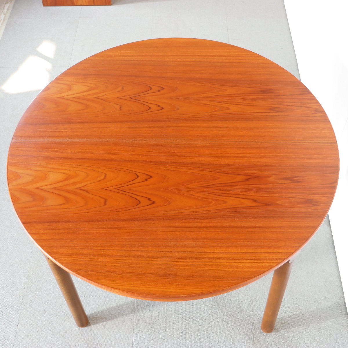 北欧デンマーク製ラウンドダイニングテーブル。チーク材の木目が穏やかに浮かぶ北欧ヴィンテージ。落ち着いた存在。
