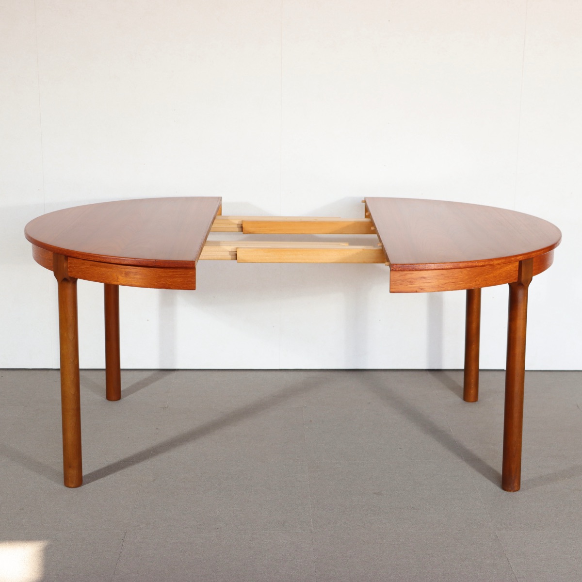 北欧デンマーク製ラウンドダイニングテーブル。チーク材の木目が穏やかに浮かぶ北欧ヴィンテージ。落ち着いた存在。