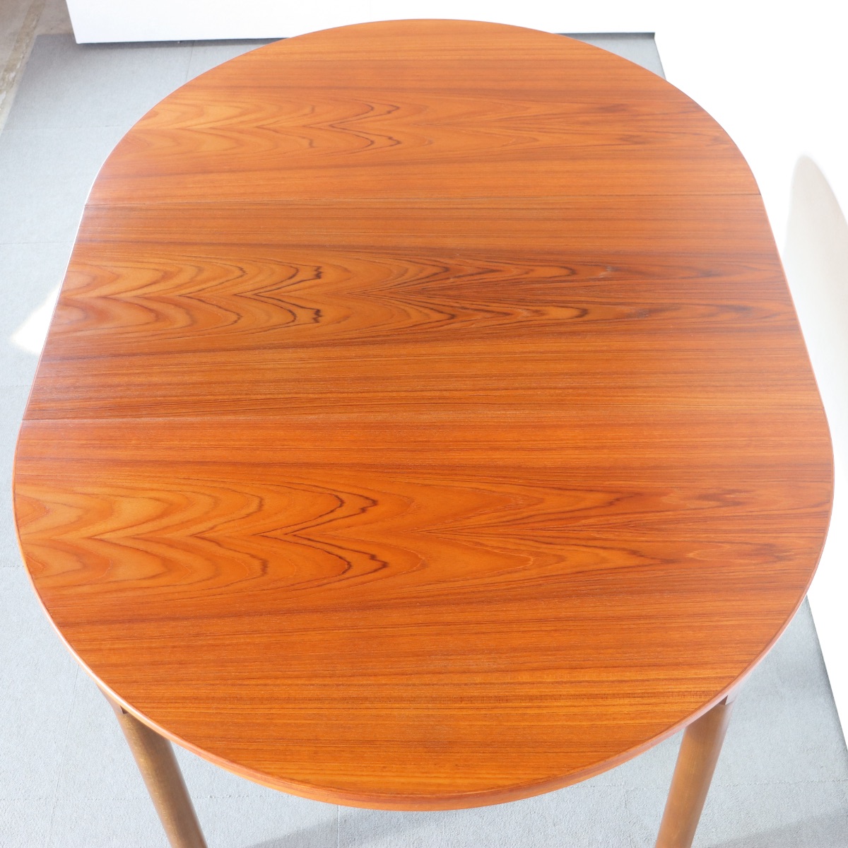北欧デンマーク製ラウンドダイニングテーブル。チーク材の木目が穏やかに浮かぶ北欧ヴィンテージ。落ち着いた存在。
