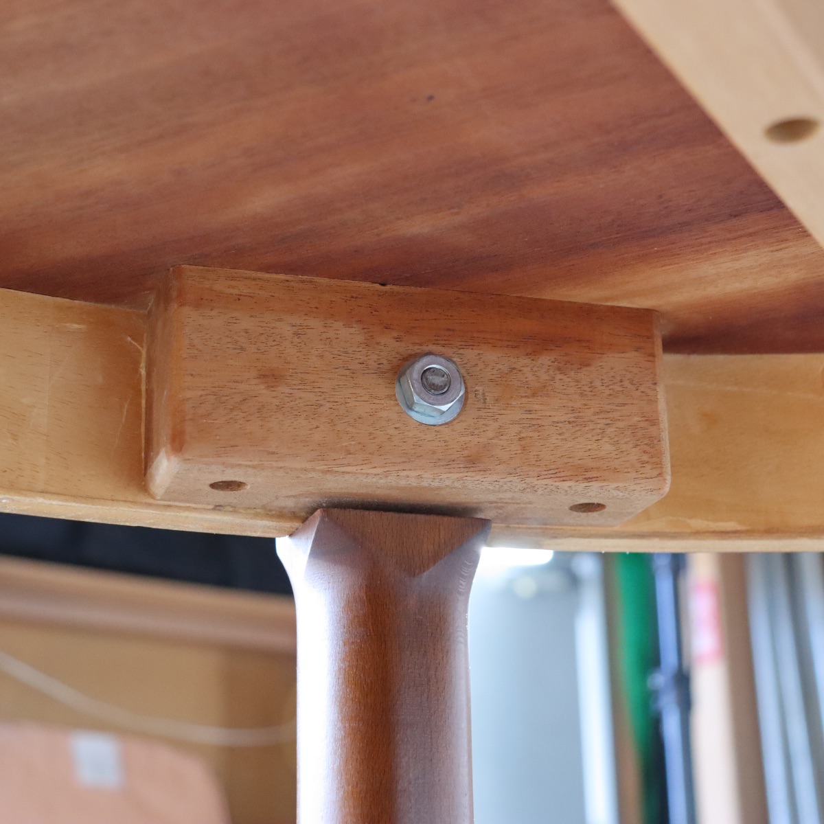 北欧デンマーク製ラウンドダイニングテーブル。チーク材の木目が穏やかに浮かぶ北欧ヴィンテージ。落ち着いた存在。