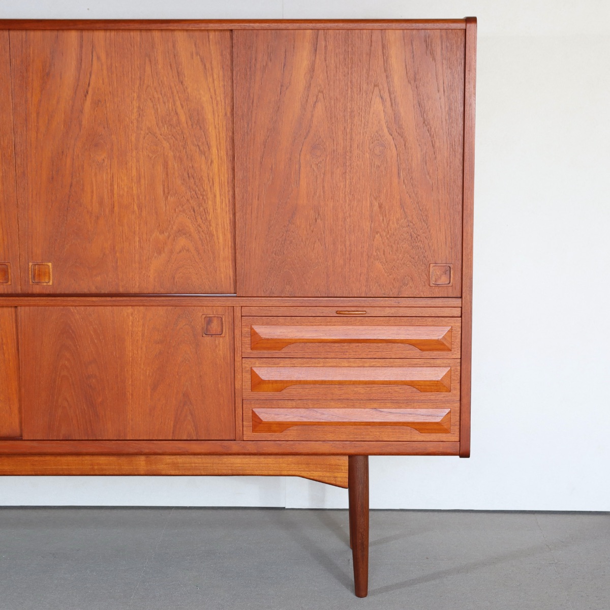 北欧デンマーク製ハイサイドボード。木目の表情が豊かなチーク材北欧ヴィンテージ。穏やかな佇まい。