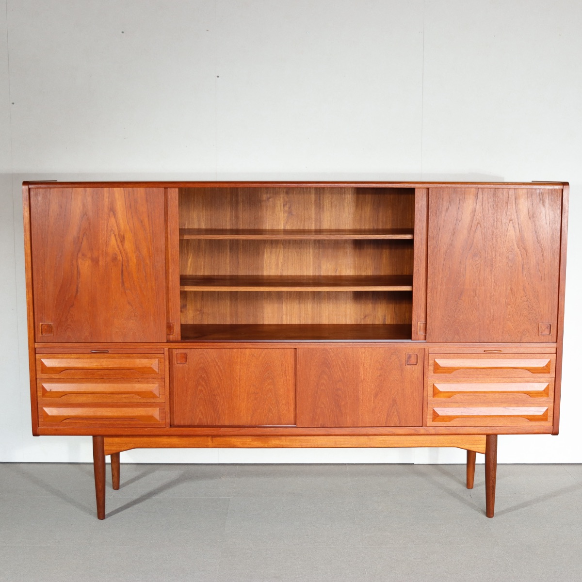 北欧デンマーク製ハイサイドボード。木目の表情が豊かなチーク材北欧ヴィンテージ。穏やかな佇まい。