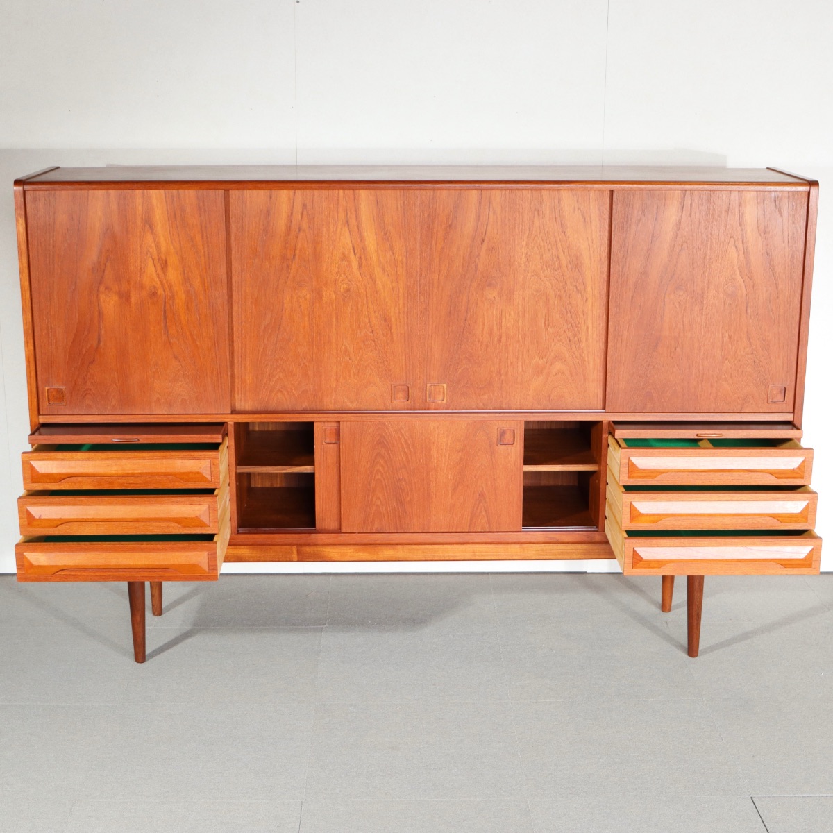 北欧デンマーク製ハイサイドボード。木目の表情が豊かなチーク材北欧ヴィンテージ。穏やかな佇まい。