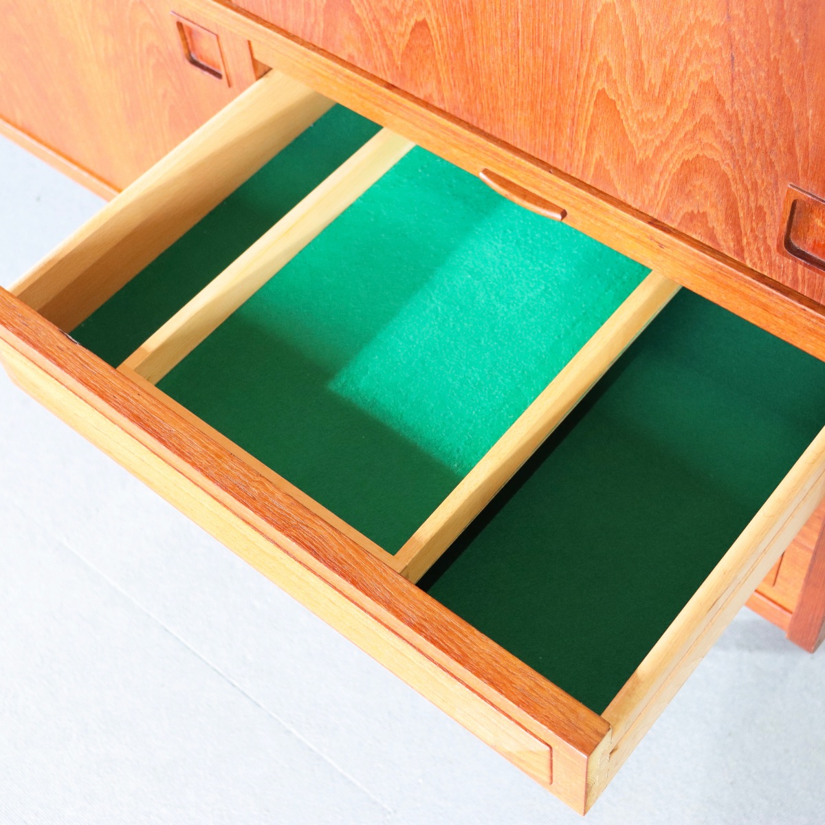 北欧デンマーク製ハイサイドボード。木目の表情が豊かなチーク材北欧ヴィンテージ。穏やかな佇まい。