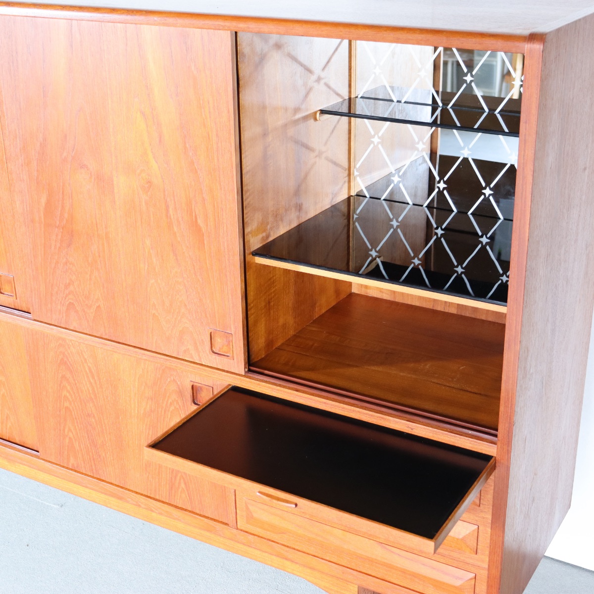 北欧デンマーク製ハイサイドボード。木目の表情が豊かなチーク材北欧ヴィンテージ。穏やかな佇まい。