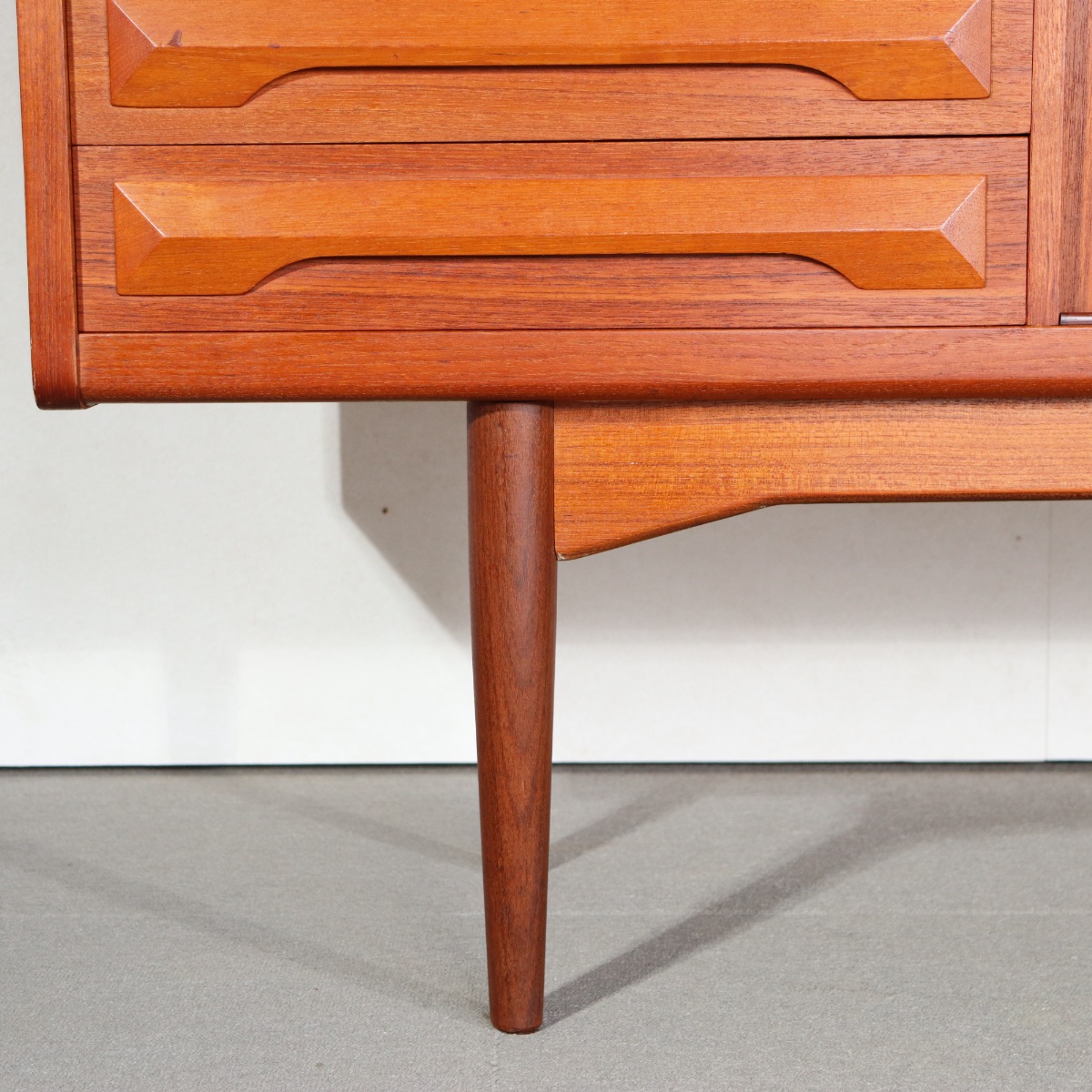 北欧デンマーク製ハイサイドボード。木目の表情が豊かなチーク材北欧ヴィンテージ。穏やかな佇まい。