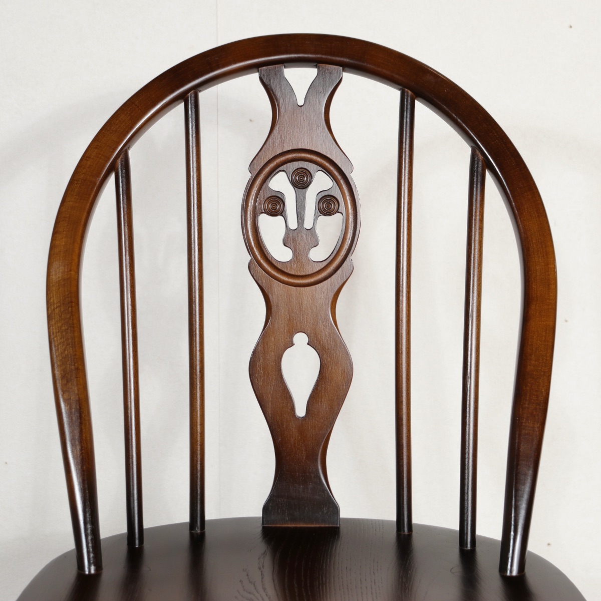 アーコール製の椅子。木の温もりが伝わる北欧ヴィンテージ。自然な美しさが魅力。