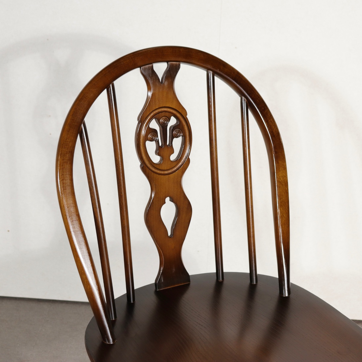 アーコール製の椅子。木の温もりが伝わる北欧ヴィンテージ。自然な美しさが魅力。