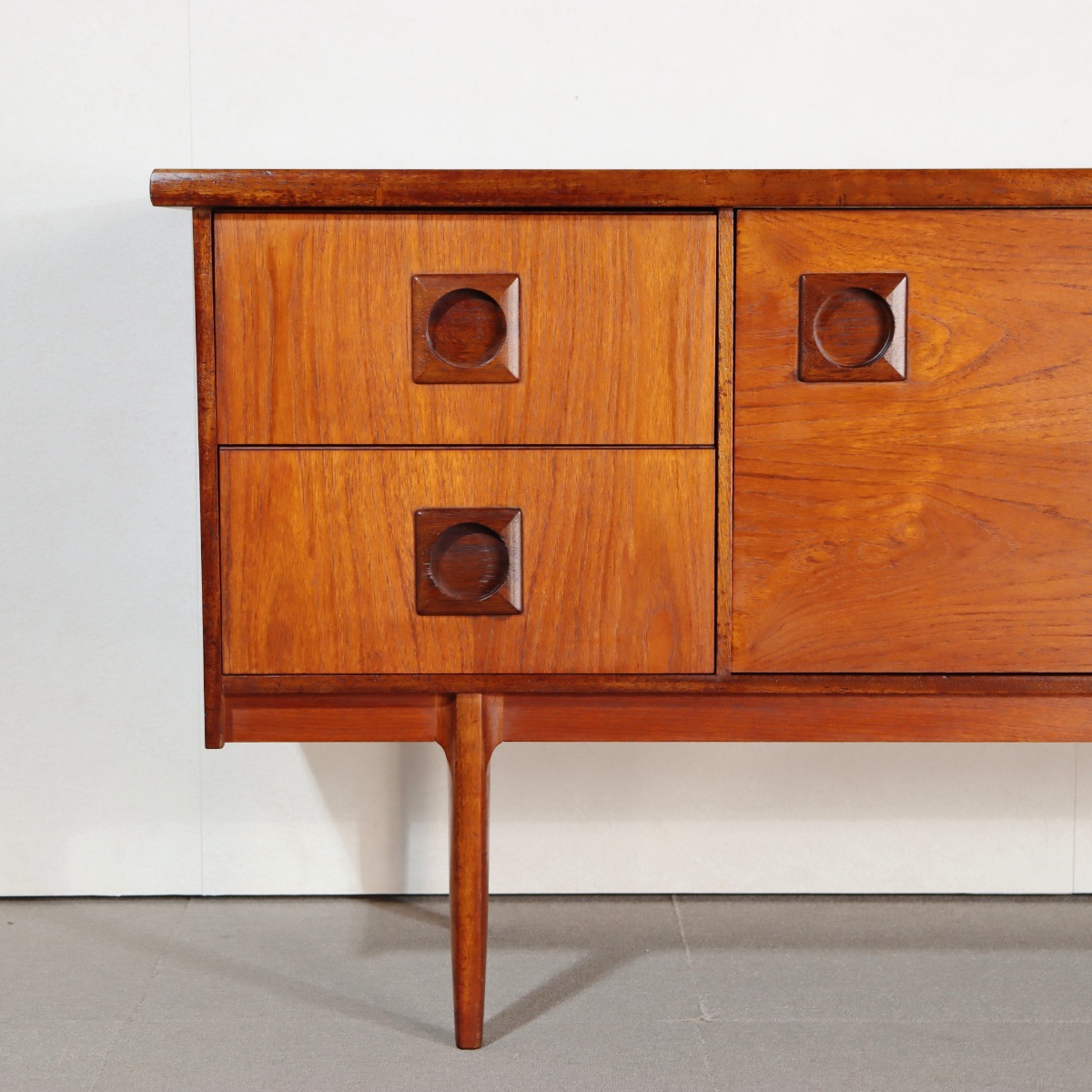 バスキャビネットメイカー製サイドボード。木の質感を楽しめるチーク材北欧ヴィンテージ。静かな美しさ。