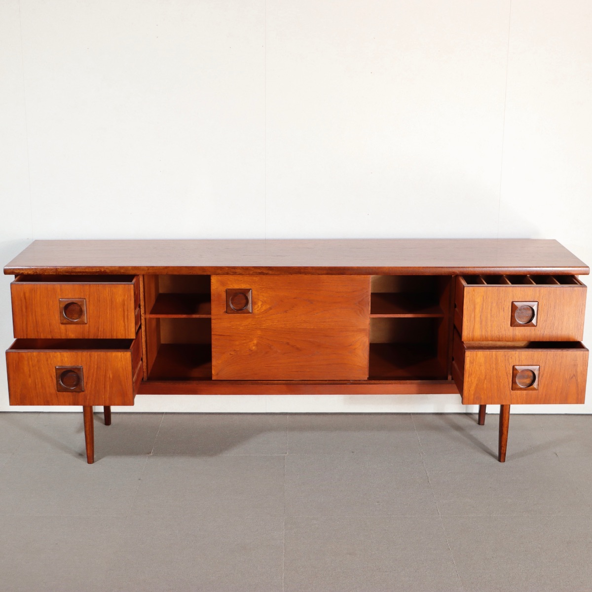 バスキャビネットメイカー製サイドボード。木の質感を楽しめるチーク材北欧ヴィンテージ。静かな美しさ。