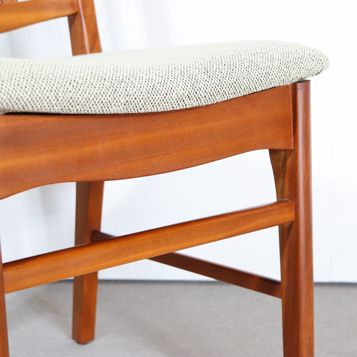 英国製ダイニングチェア。木目の表情が豊かなチーク材北欧ヴィンテージ。穏やかな佇まい。