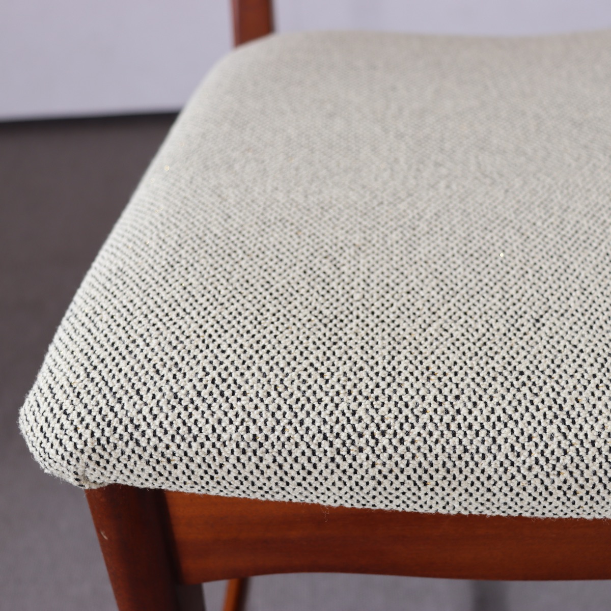 英国製ダイニングチェア。木目の表情が豊かなチーク材北欧ヴィンテージ。穏やかな佇まい。