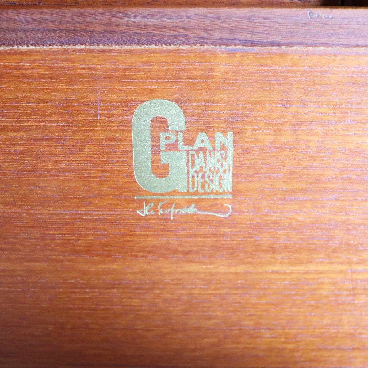 ジープランのアイアンレッグを付けた棚