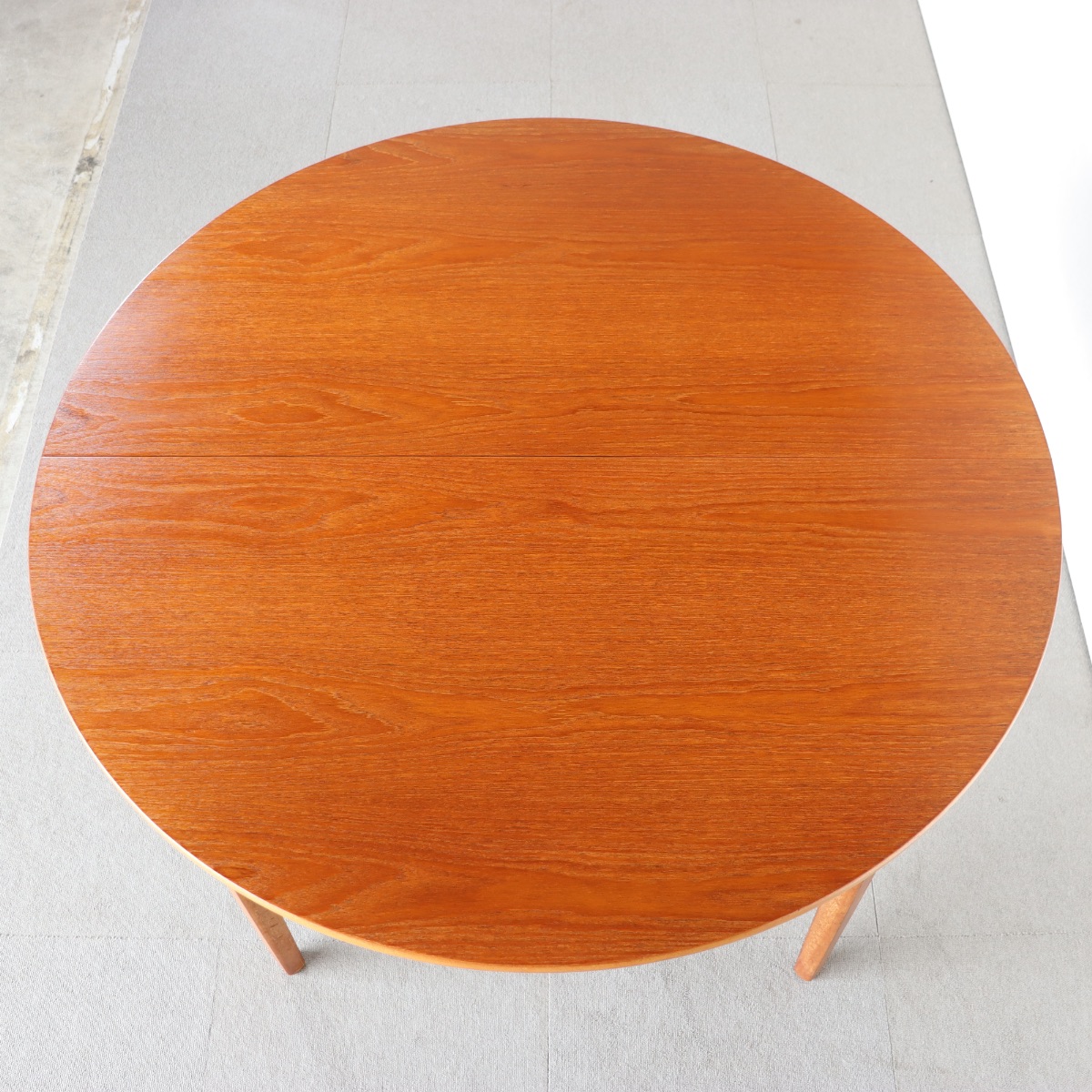 ネイサンNATHANのチーク材ラウンドダイニングテーブル
