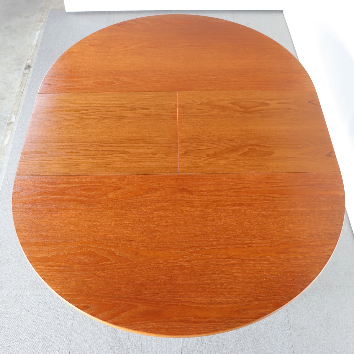 ネイサンNATHANのチーク材ラウンドダイニングテーブル