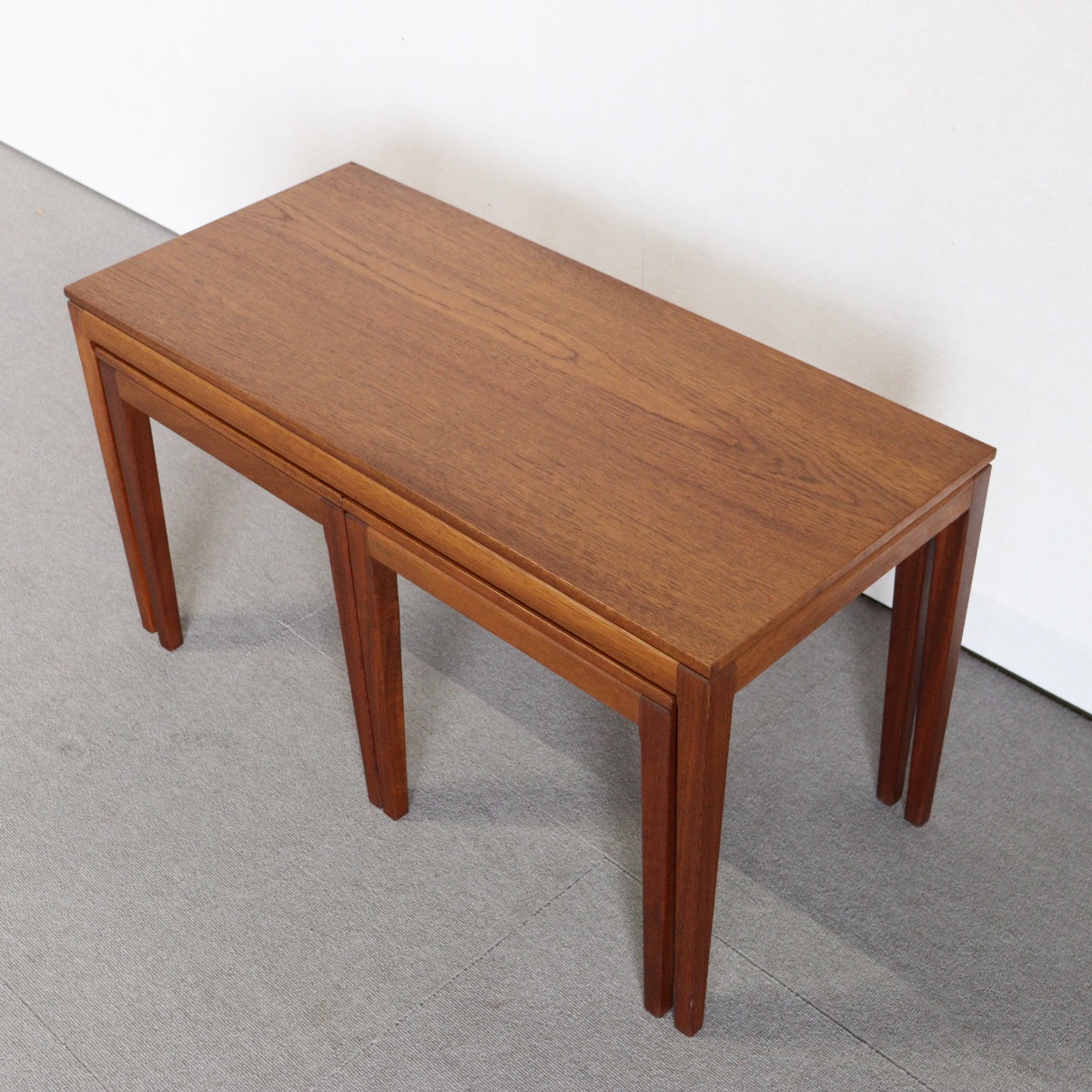 英国ヴィンテージのネストテーブル。素材はチーク。