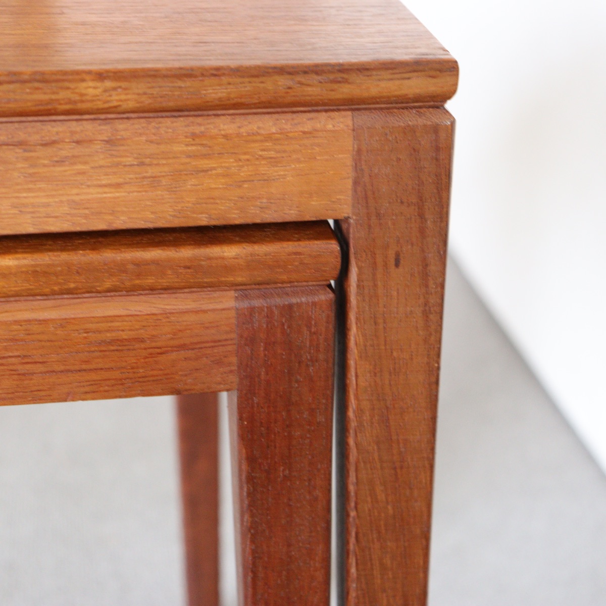 英国ヴィンテージのネストテーブル。素材はチーク。