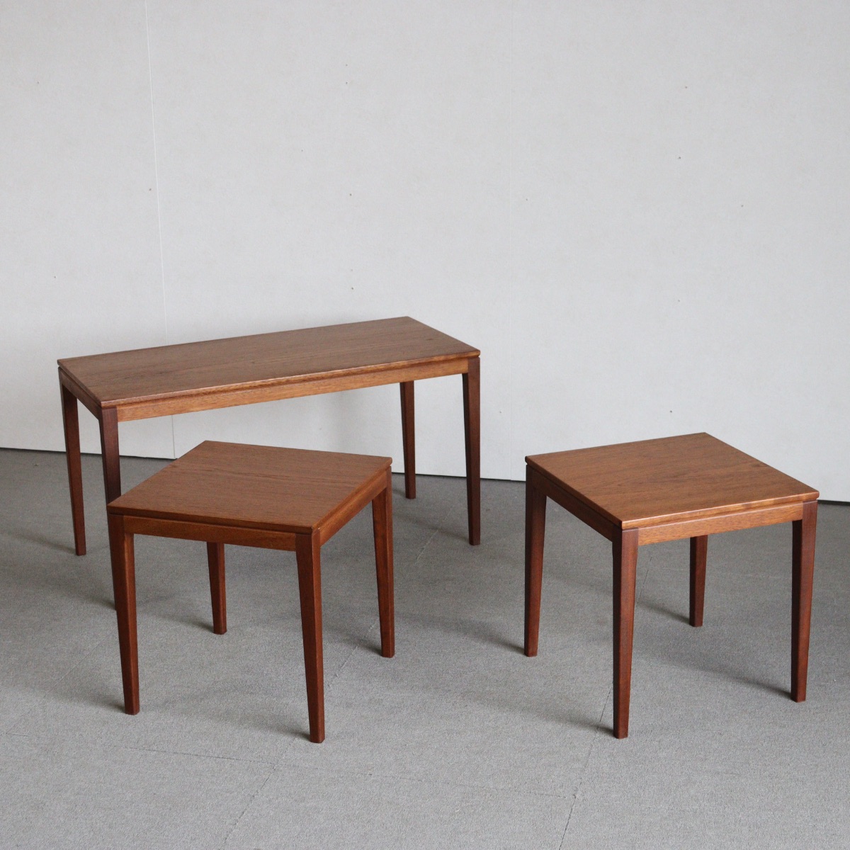 英国ヴィンテージのネストテーブル。素材はチーク。