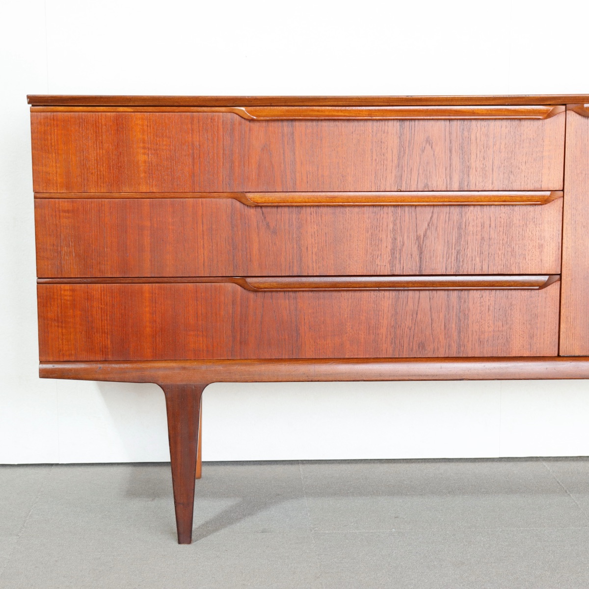 サイドボード。チーク材の深みある色合いが印象的なヴィンテージ。価値ある一台。