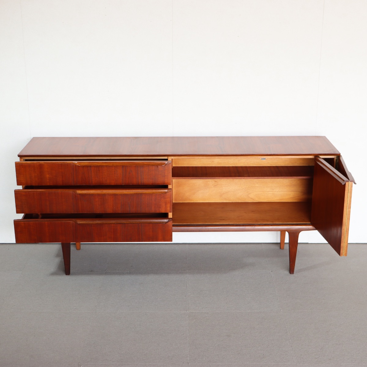 サイドボード。チーク材の深みある色合いが印象的なヴィンテージ。価値ある一台。