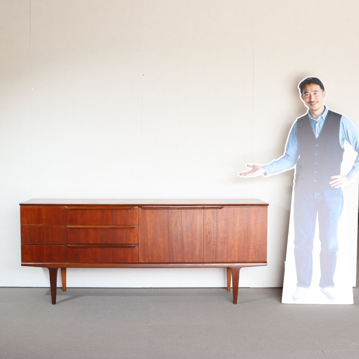 サイドボード。チーク材の深みある色合いが印象的なヴィンテージ。価値ある一台。