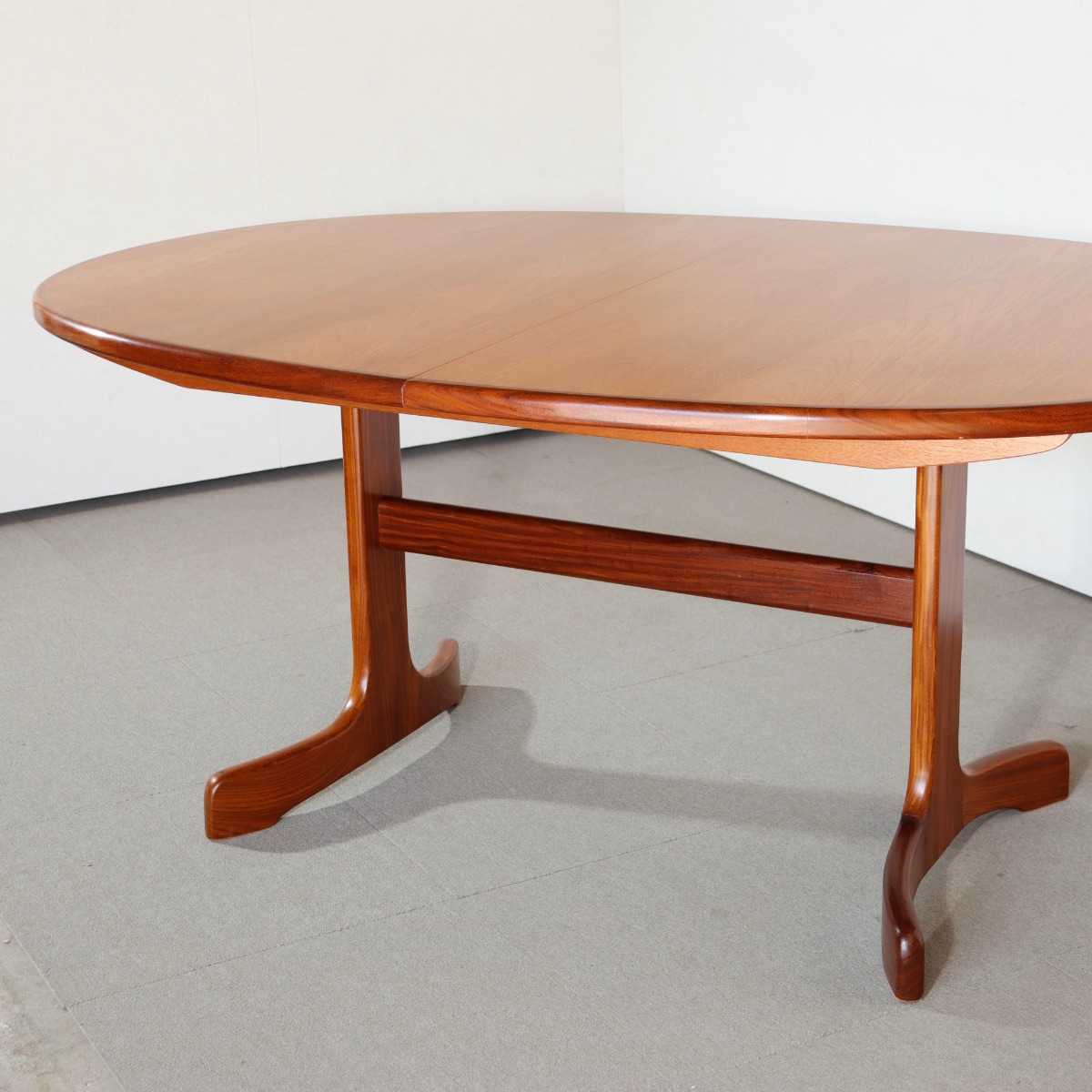 ジープランG-PLAN製オーバル型ダイニングテーブル。穏やかな艶をもつチーク材北欧ヴィンテージ。静かに時を刻む一台。