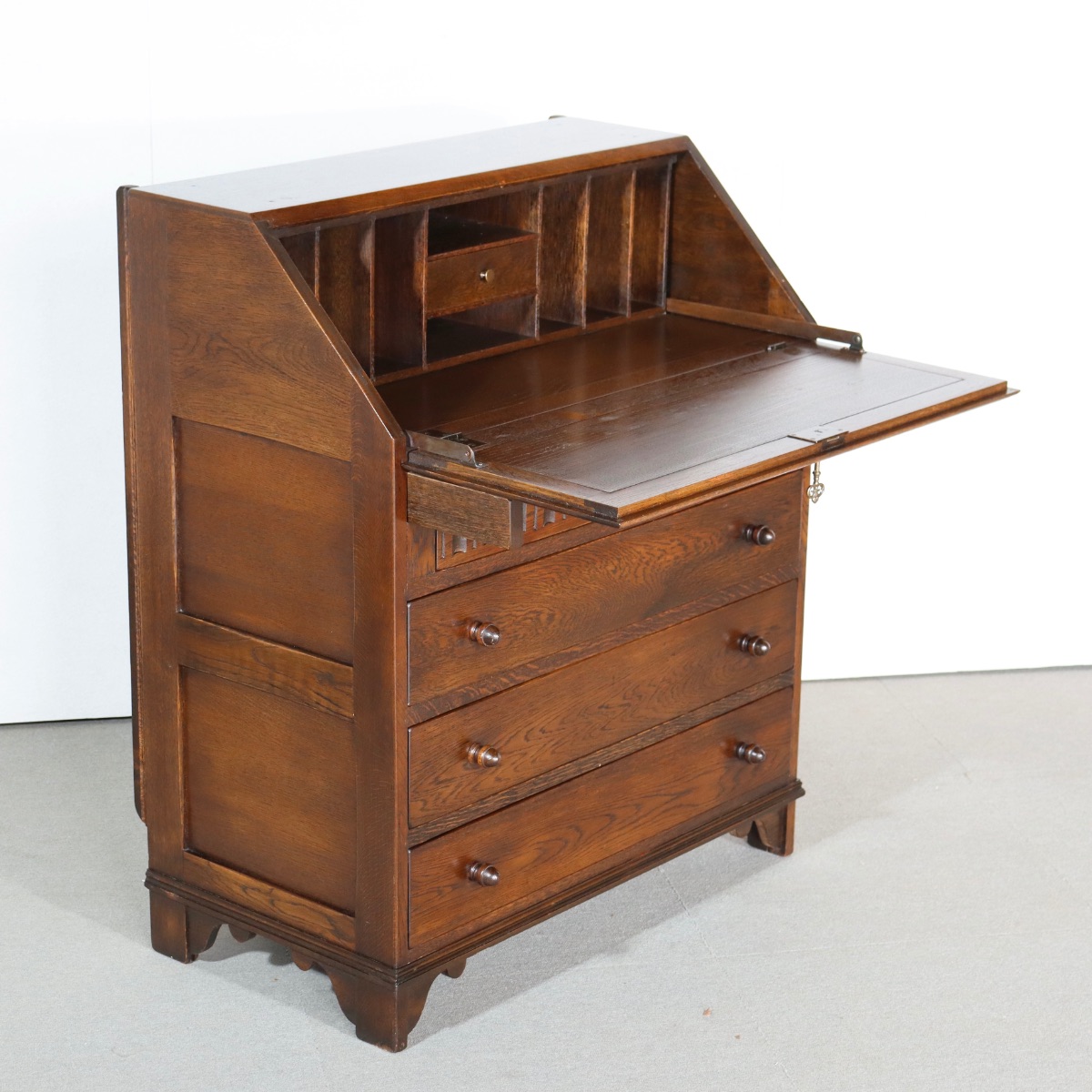 ジェイシー製ビューロー。 深い色味と穏やかな艶を持つアンティーク。上質な佇まい。